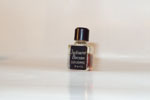 Photo © Les-parfums.info le site Lelong - Indiscret - 1 ml bouchon plastique