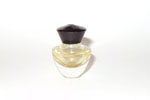 Photo © Les-parfums.info le site Sterlé - Huit-Huit - 1 ml bouchon Bakelite signé Hauteur 2.7 cm etiquette doré sous la mini