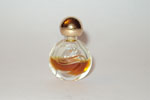 Photo © Les-parfums.info le site Schiaparelli - S - Hauteur 3.3 cm 