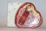 Photo © Les-parfums.info le site Coty - L'Aimant - Miniature hauteur 5.8 cm dans un coeur en plastique
