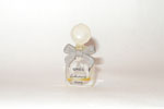 Photo © Les-parfums.info le site Grès - Cabochard - Noeud plastique gris hauteur 3.6 cm
