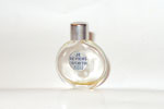 Photo © Les-parfums.info le site Worth - Je reviens - Bouchon metal lisse tetine cahoutchouc etiquette argent hauteur 3.4 cm
