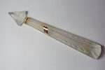 Photo © Les-parfums.info le site Lancôme - Trésor - Flacon representant une fleche en verre bouchon émeri longueur 19.5 cm