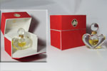 Photo © Les-parfums.info le site Ricci Nina - Farouche - Flacon coeur en cristal Lalique Hauteur 8.5 cm
