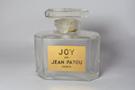 Photo © Les-parfums.info le site Patou - Joy - Flacob en cristal Bouchon usiné Gros éclat au col hauteur 6.7 cm 