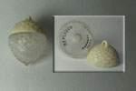 Photo © Les-parfums.info le site Raphaël - Replique - Pomme de pin Hauteur 4.7 cm bouchon en plastique