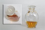 Photo © Les-parfums.info le site Rochas - La Rose - Flacon du parfum Hauteur 6.4 cm Bouchon en verre émerisé bloqué  