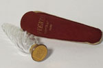 Photo © Les-parfums.info le site Révillon - 4 Vents - Flacon de sac longueur 9 cm bouchon métal siglé vide pochette velour