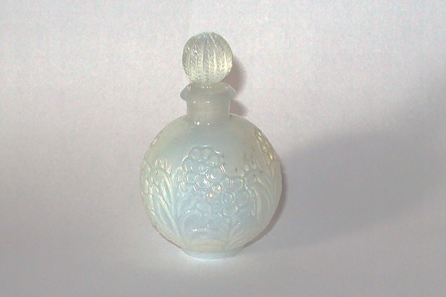 Flacon Asuma de Coty Petit flacon boule moulé en verre teinté blanc bouchon verre bottle made in france en dessous hauteur 5.5 cm environ ( à verifier ) 