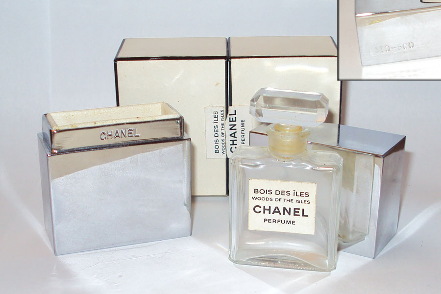 Flacon Bois de Iles de Chanel Perfume Flacon série limité 180 / 500 étui en acier inoxidable interieur cuir beige Hauteur 6 cm  