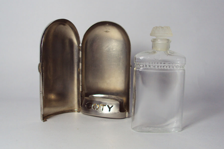 Flacon A Déterminer de Coty Etui metalique avec un flacon en verre et bouchon émeri 