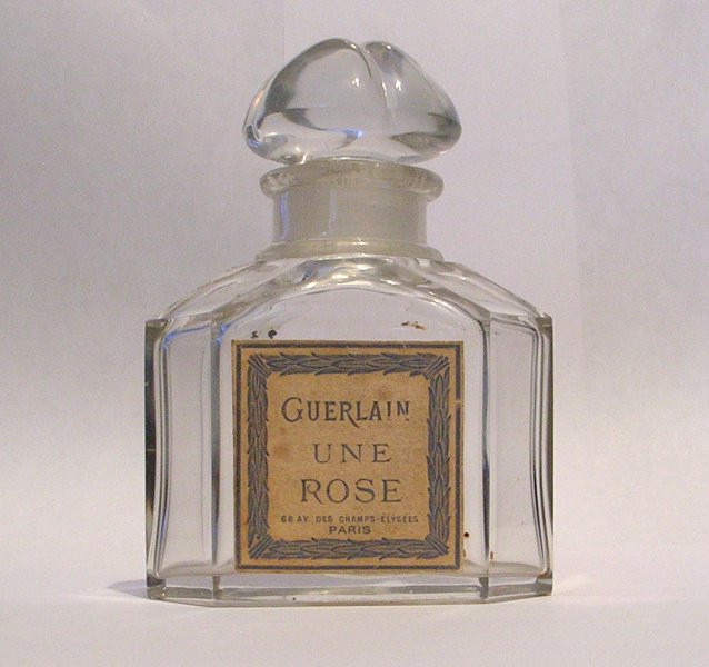 Flacon Une Rose de Guerlain Flacon du parfum bouchon quadrilobé cristal de Baccarat  