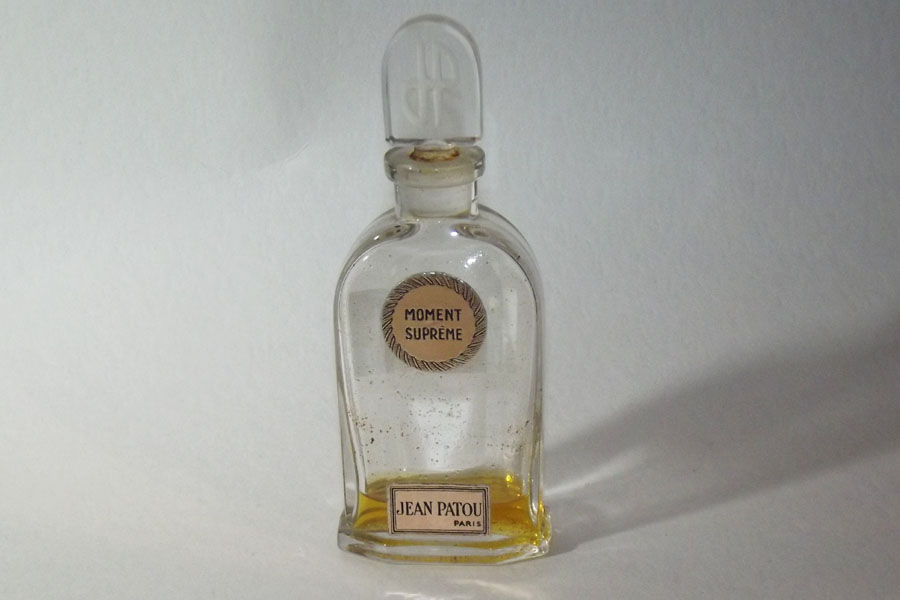Flacon Moment Suprème de Patou Flacon du parfum Hauteur 12.3 cm bouchon en verre émerisé 