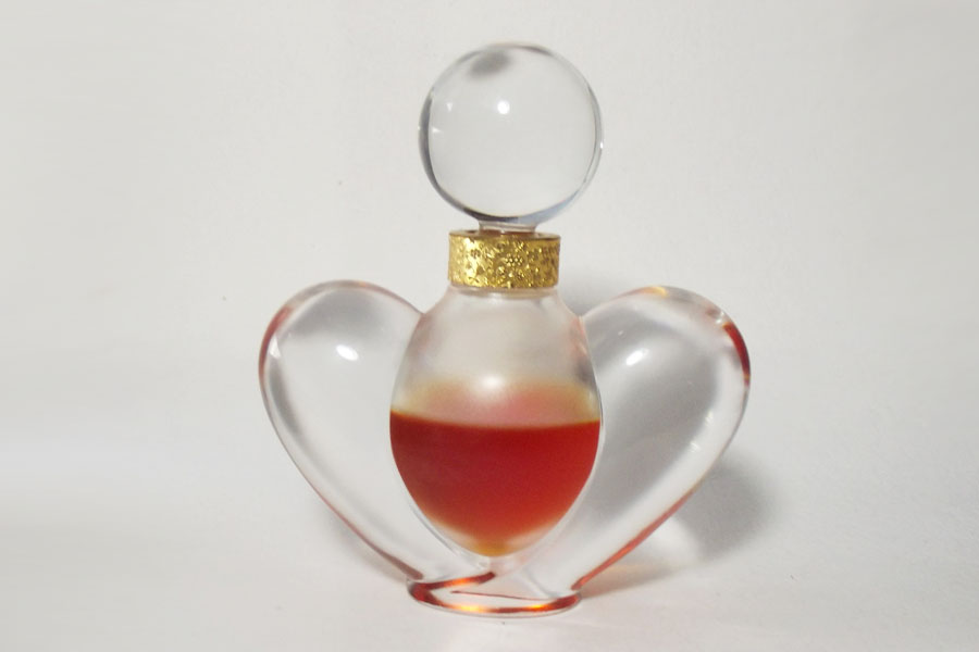 Photo © Farouche - Flacon du parfum Hauteur 12.3 cm Bouchon en verre 