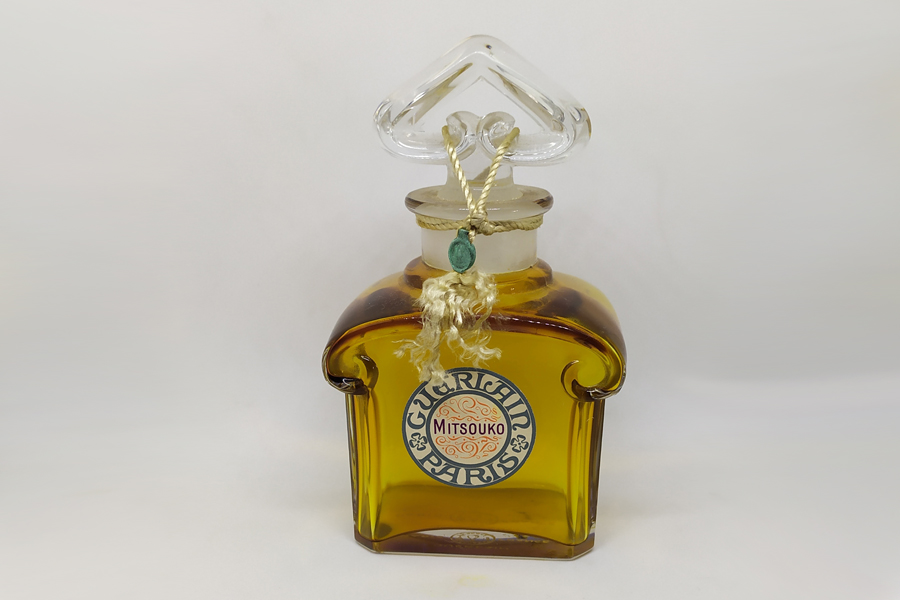 Photo © Mitsouko - Flacon du parfum en cristal de Baccarat Factice teinté a l’intérieur hauteur 12.8 cm bouchon émerisé 